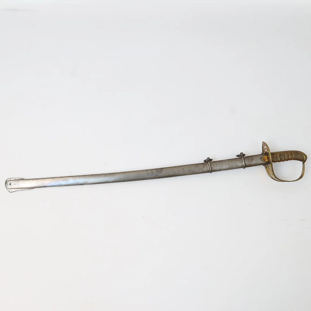 SABEL, m/1867-1893, för manskap vid kavalleriet. Handtag av trä., delvis genombrutet parerskydd i mässing, Balja och klinga av stål. — Edged weapons — Falun Auktionsbyrå