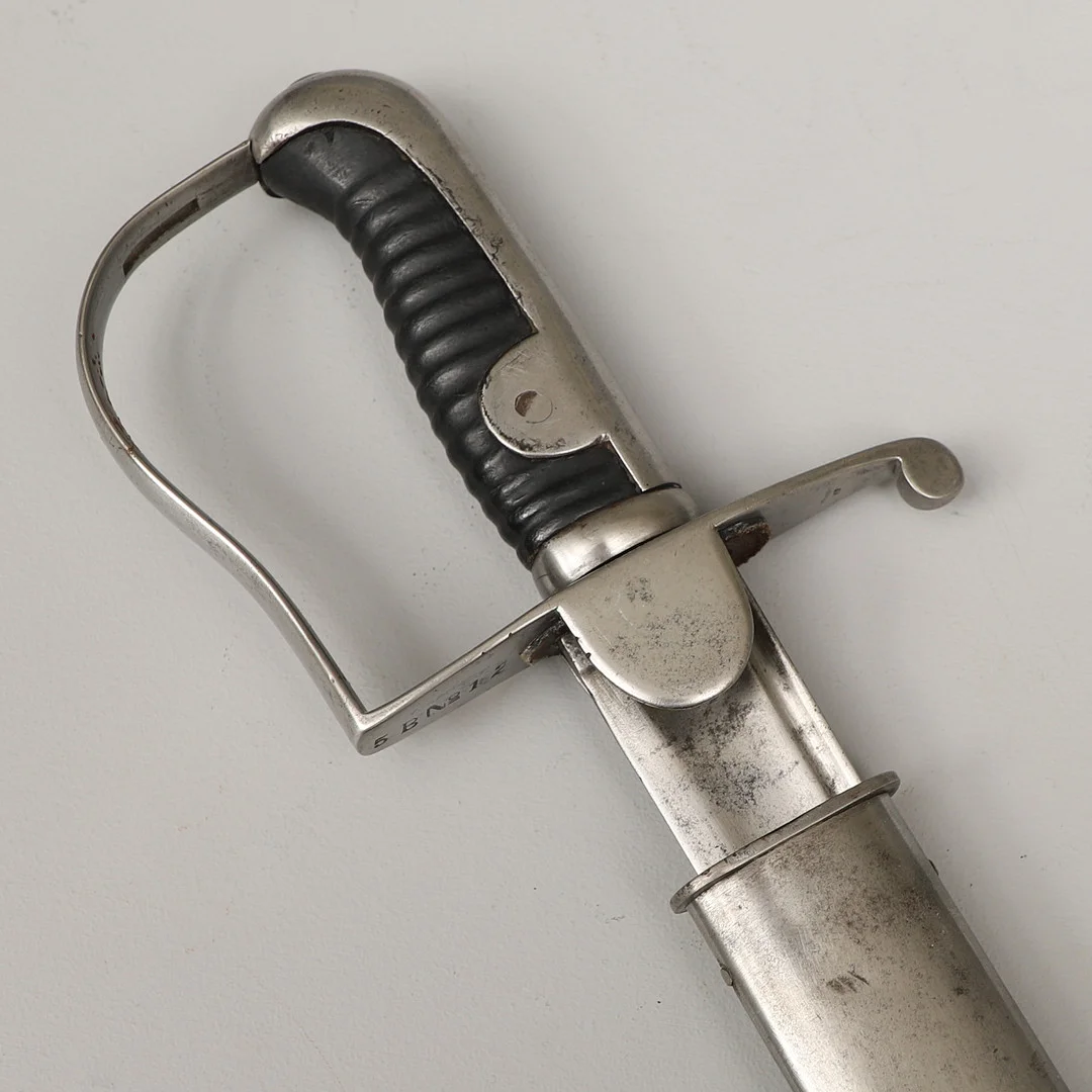 SABEL, svensk, m/1831, för manskap vid artilleriet, med stålbalja. — Edged weapons — Crafoord Auktioner Malmö