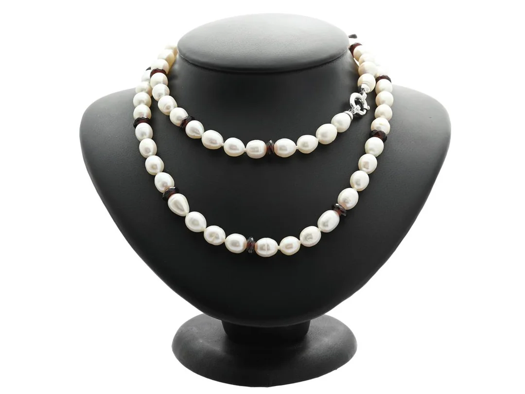 PÄRLCOLLIER, odlade sötvattenspärlor ca 8-8,5 mm, briljantslipade diamanter ca 0,03 ctv, fasetterade granater, lås i 18K vitguld, längd 75,5 cm, vikt 72,7 g, nagg på granaterna. — Smycken/Pärlcollier — Kaplans