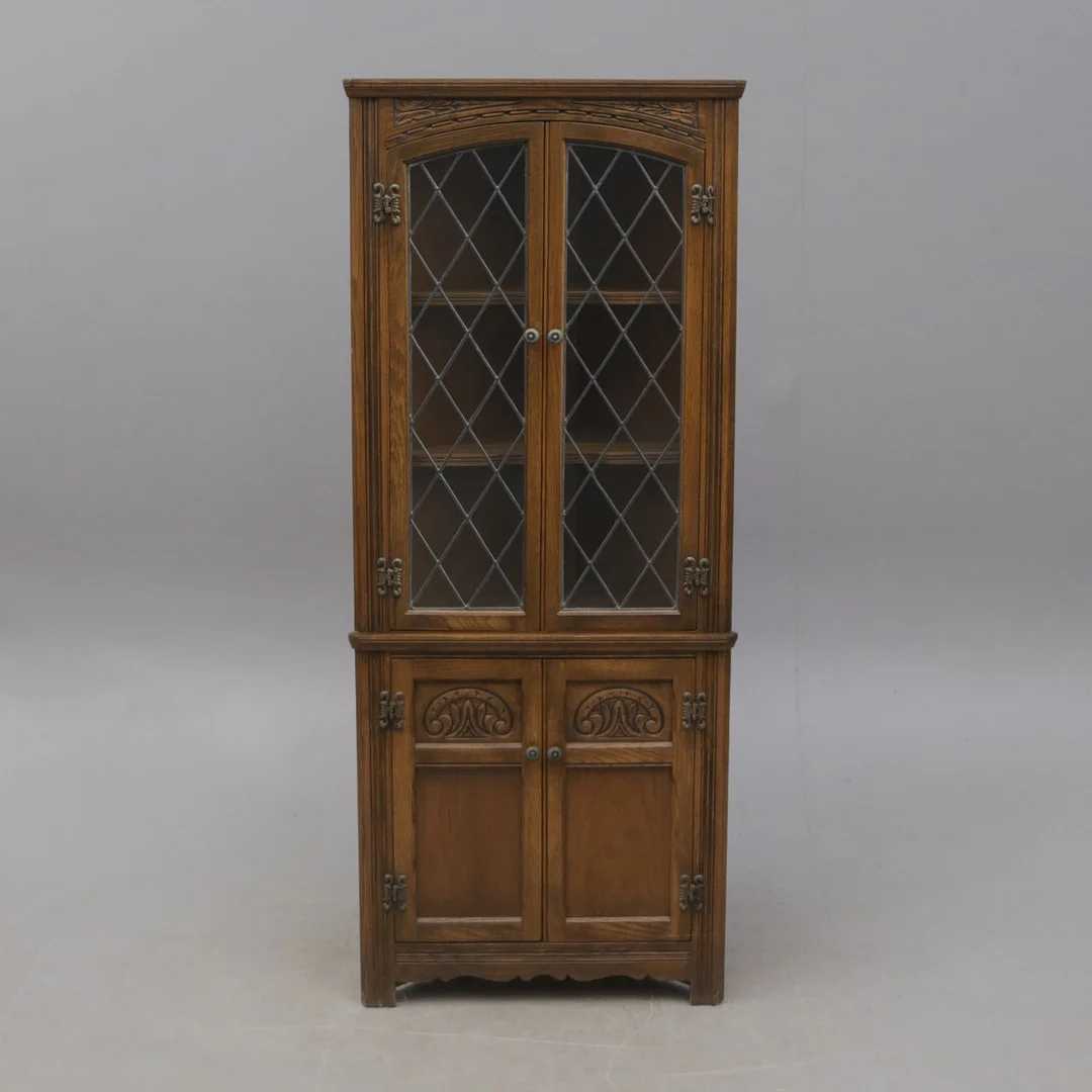 HÖRNVITRINSKÅP. — Cupboards, Cabinets & Shelves — Kalmar Auktionsverk