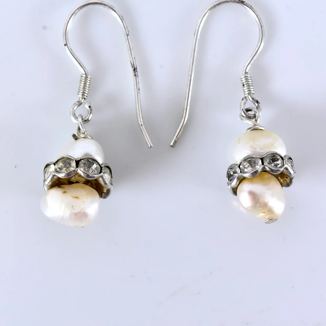 PÄRLÖRHÄNGEN, orientaliska pärlor med vita stenar, sterlingsilver. — Earrings — Halmstads Auktionskammare