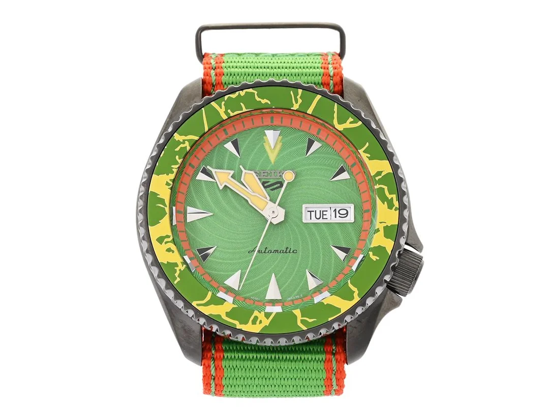 SEIKO, 5 Sports, "Street Fighter Blanka", Cal 4R36A, Serie nr. 3925/9999, Ref nr. SRPF23K1, Boett nr. 4R36-08T0, herrur, 42,5 mm, svart stål, automatisk, hardlexglas, dag, datum, glasbaksida, NATO-band, originalspänne, ca 2020, box, ytterkartong. Limiterad och numrerad (Nr. 3925/9999). — Klockor/Seiko — Kaplans