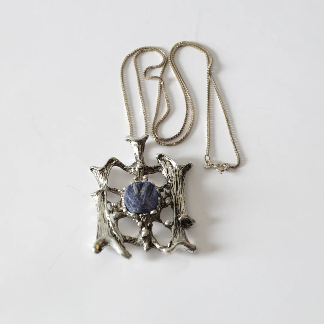 TAPANI VANHATALO. hänge, tenn med sten, Finland, 1970-tal. — Brooches & Pendants — Gomér & Andersson Nyköping