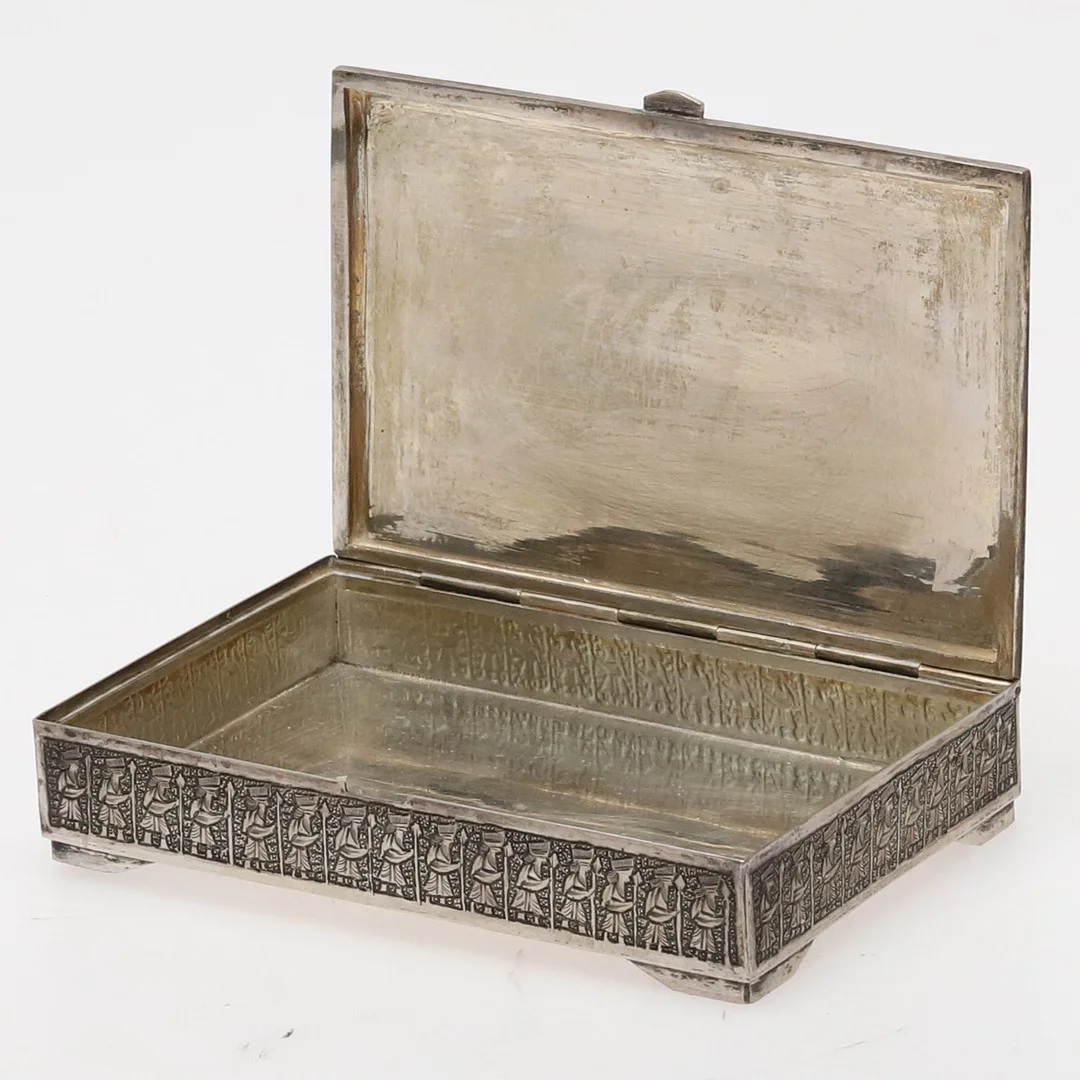 PERSISKT SKRIN. Silver med reliefdekor, 319 g, Vartan, Isfahan, 1900-talets mitt. — Silver — Örebro Stadsauktioner