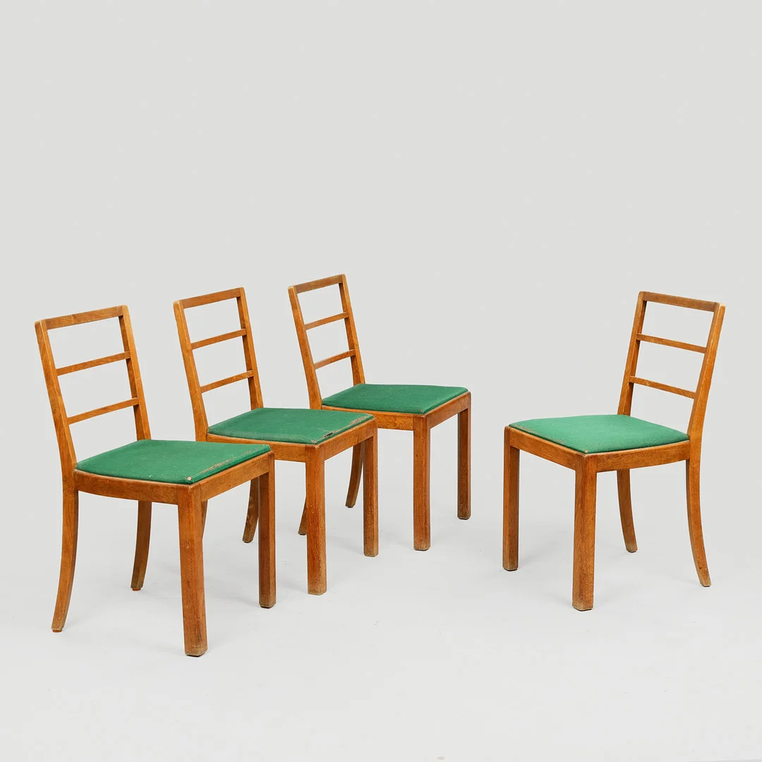Sæt på fire stole med stel af egetræ og sæder betrukket med grønt møbelstof, dansk møbelsnedker, Danmark, 1940/1950'erne, (2). — Armchairs & Chairs — Palsgaard Kunstauktioner