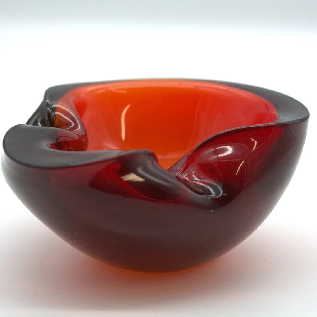 FLAVIO POLI. MURANO GLAS SGHALE, SOMMERSO, ROT-BLAU, ITALIEN, UM 1950. — Art glass — Kunst- und Auktionshaus Kleinhenz