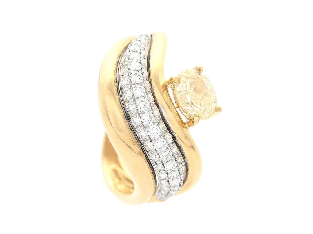 RING, 18K guld, ovalslipad diamant 0,65 ct, ca Fancy Light Yellow/VVS, briljantslipade diamanter ca 0,48 ctv, ca ca TW-W/VS-SI, stl 16,5 mm, vikt 4,6 g. — Smycken/Ring — Kaplans