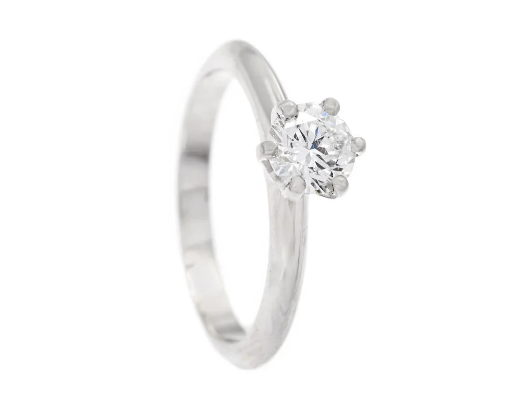 ENSTENSRING, 18K vitguld, briljantslipad diamant 0,52 ct, R(E)/IF, GIA Diamond Grading Report 2146018384, stl 16,25 mm, vikt 3,1 g. — Smycken/Enstensring — Kaplans