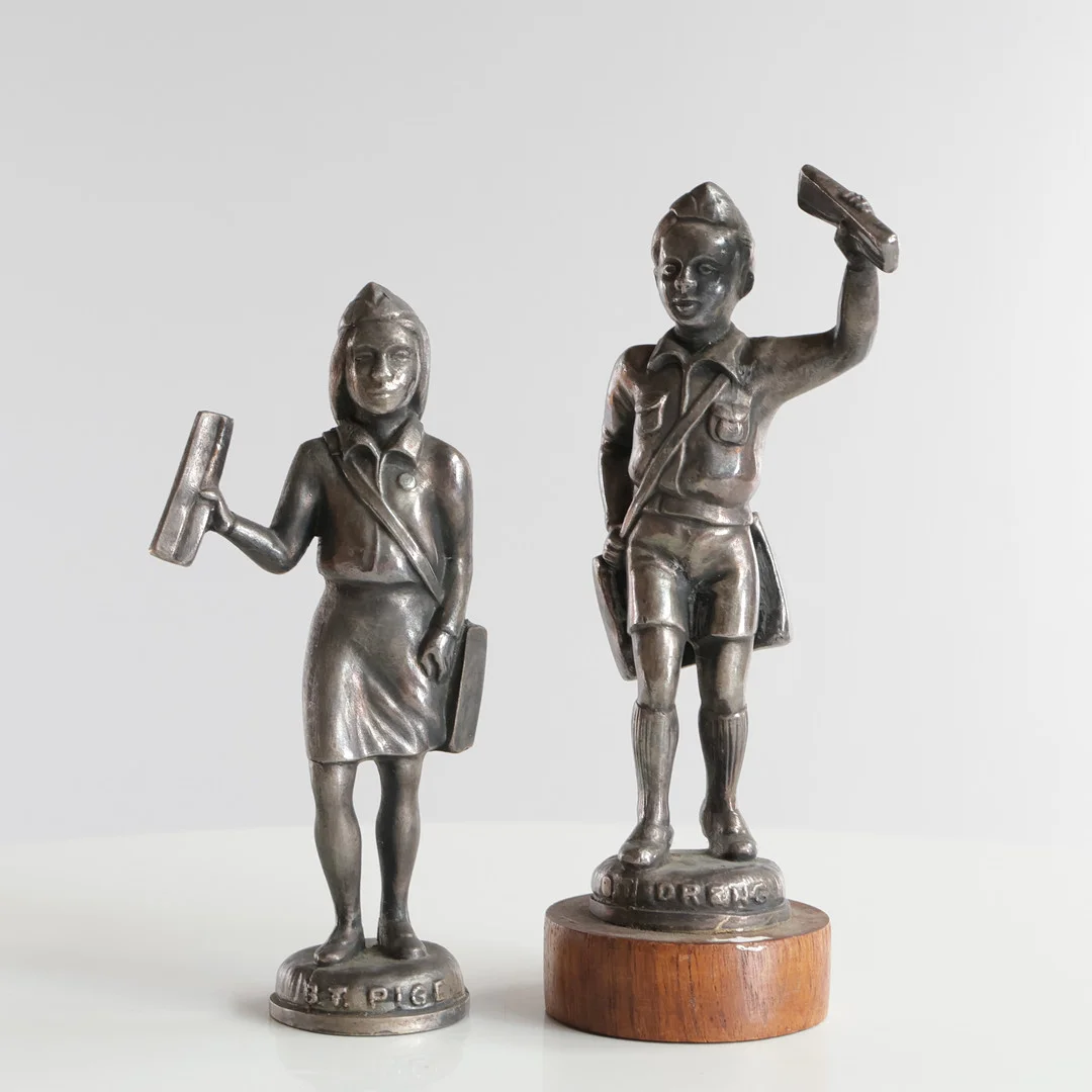 B.T. drengen og pige. Figurer af patineret tin (2). — Sculptures & Bronzes — Woxholt Auktionshus