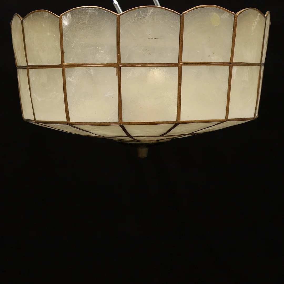 TAKPLAFOND, snäckskal/mässing, 1900-talets andra hälft. — Ceiling lights — Crafoord Auktioner Malmö