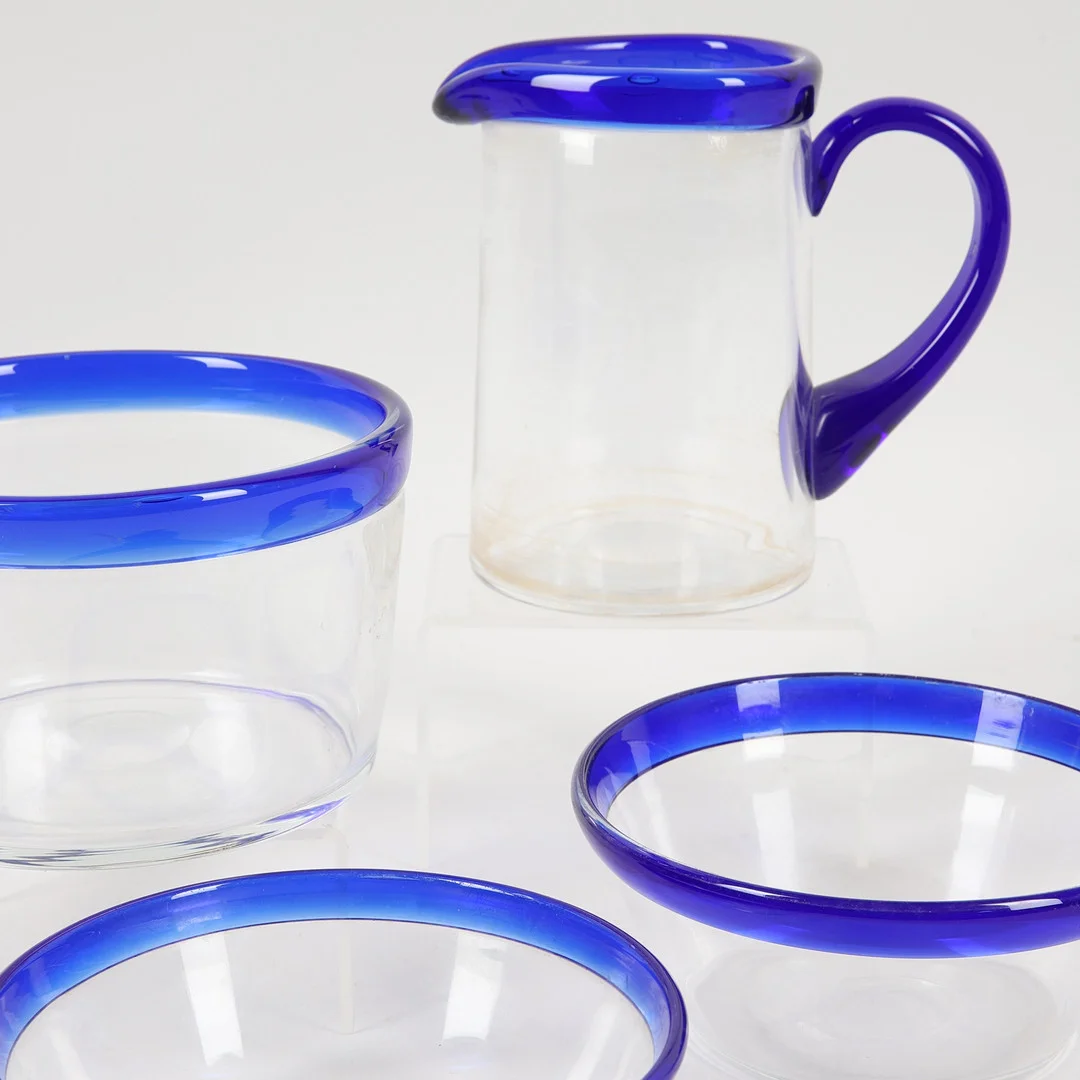 FILBUNKSSKÅLAR OCH KANNA, 4 delar, glas, "Blå kant", 1900-tal. — Tableware — Ekenbergs Auktioner