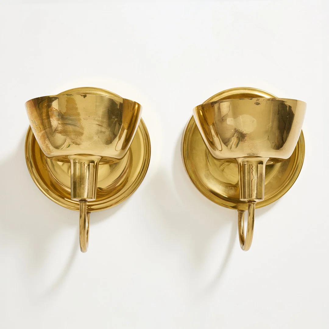 JOSEF FRANK. Vägglampor, ett par, modell 2389, Firma Svenskt Tenn 1900-talets andra hälft, mässing. — Wall Lights — Stockholms Auktionsverk Magasin 5