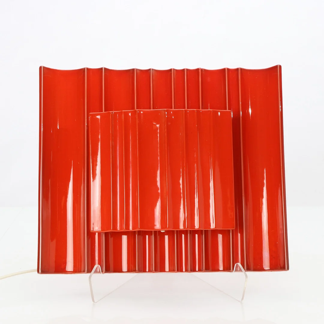 OLLE ALBERIUS, VÄGGLAMPA. Rödglaserad keramik, Rörstrand. — Wall Lights — Skånes Auktionsverk