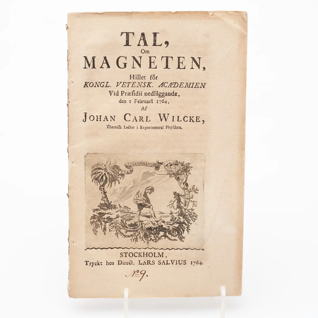 MAGNETEN. EXPERIMENTALFYSIKERN JOHAN CARL WILCK'S TAL OM MAGNETEN HÅLLIT I KUNGLIGA SVENSKA ACADEMIEN DEN 1 FEBRUARI 1764. — Books — Crafoord Auktioner Lund