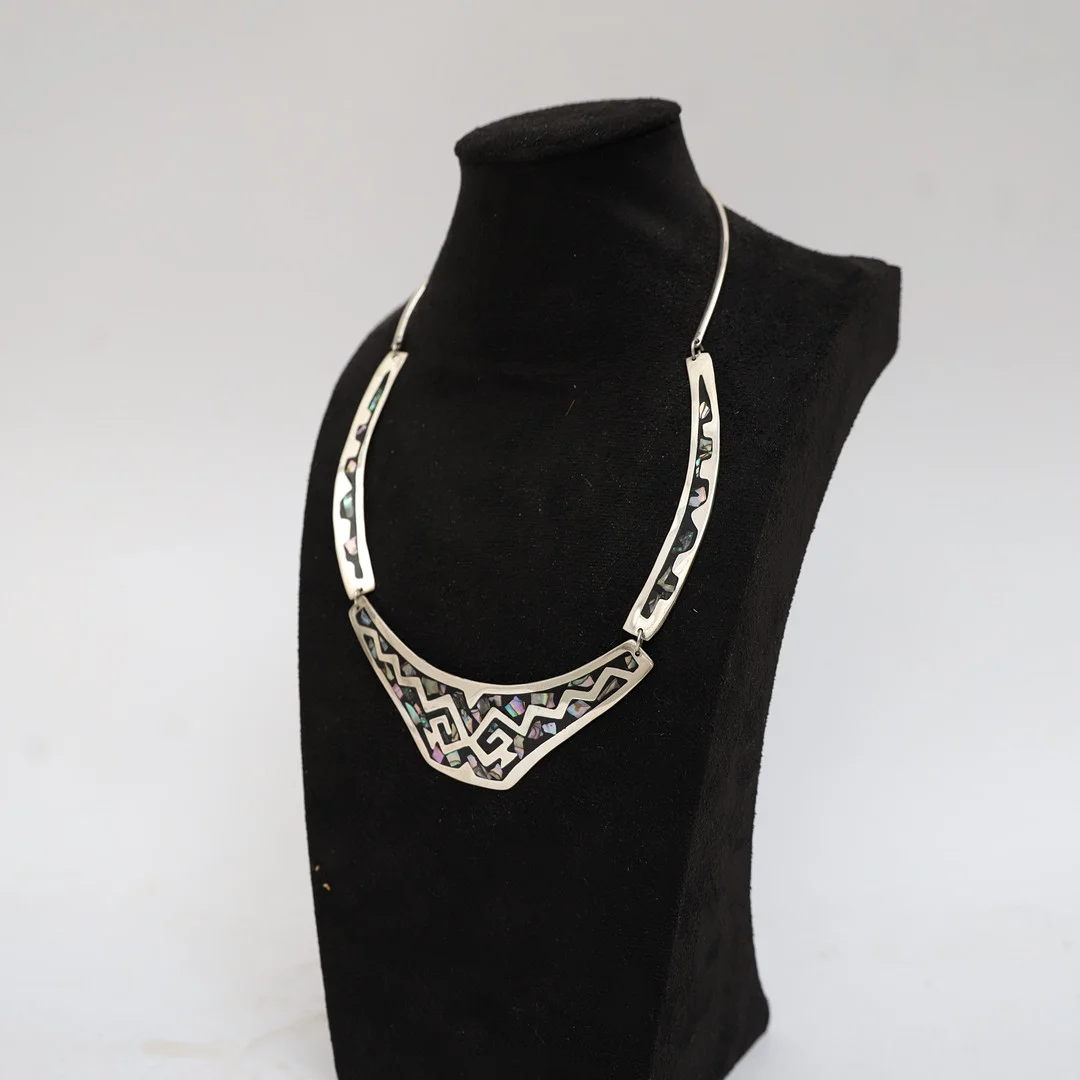 HALSBAND, nysilver, med inläggningar av pärlemor. — Necklace — Falun Auktionsbyrå