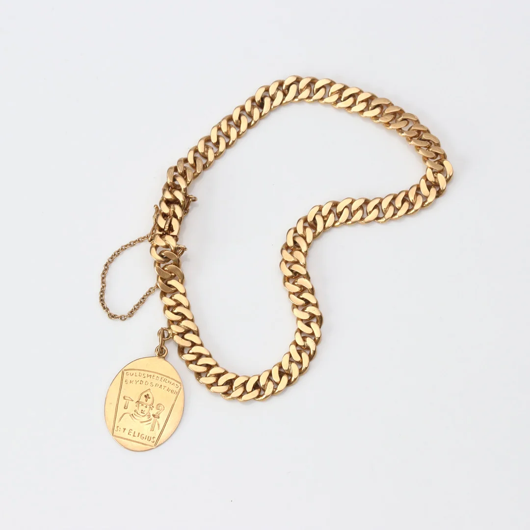 ARMBAND MED BERLOCK. 18k guld, pansarlänk, vikt ca 14,6 gram. — Bracelets — Skånes Auktionsverk