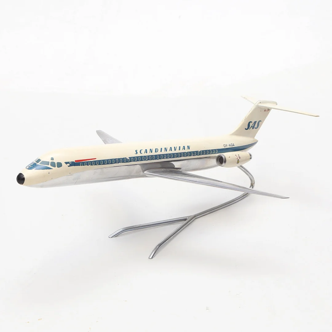 FLYGPLANSMODELL SAS Mod DC-9 Oy-KGA "Dan Viking, metall, stämplad 1055. — Miscellaneous — Kalmar Auktionsverk