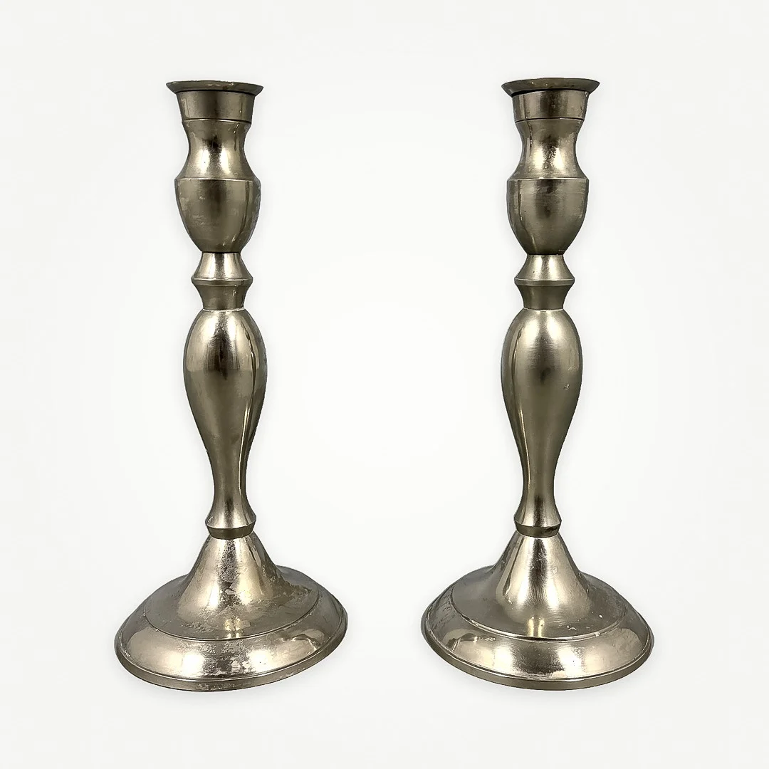 LJUSSTAKAR, ett par, tenn, 1900-talets första hälft. — Candlesticks — Auktionshuset STO Bohuslän