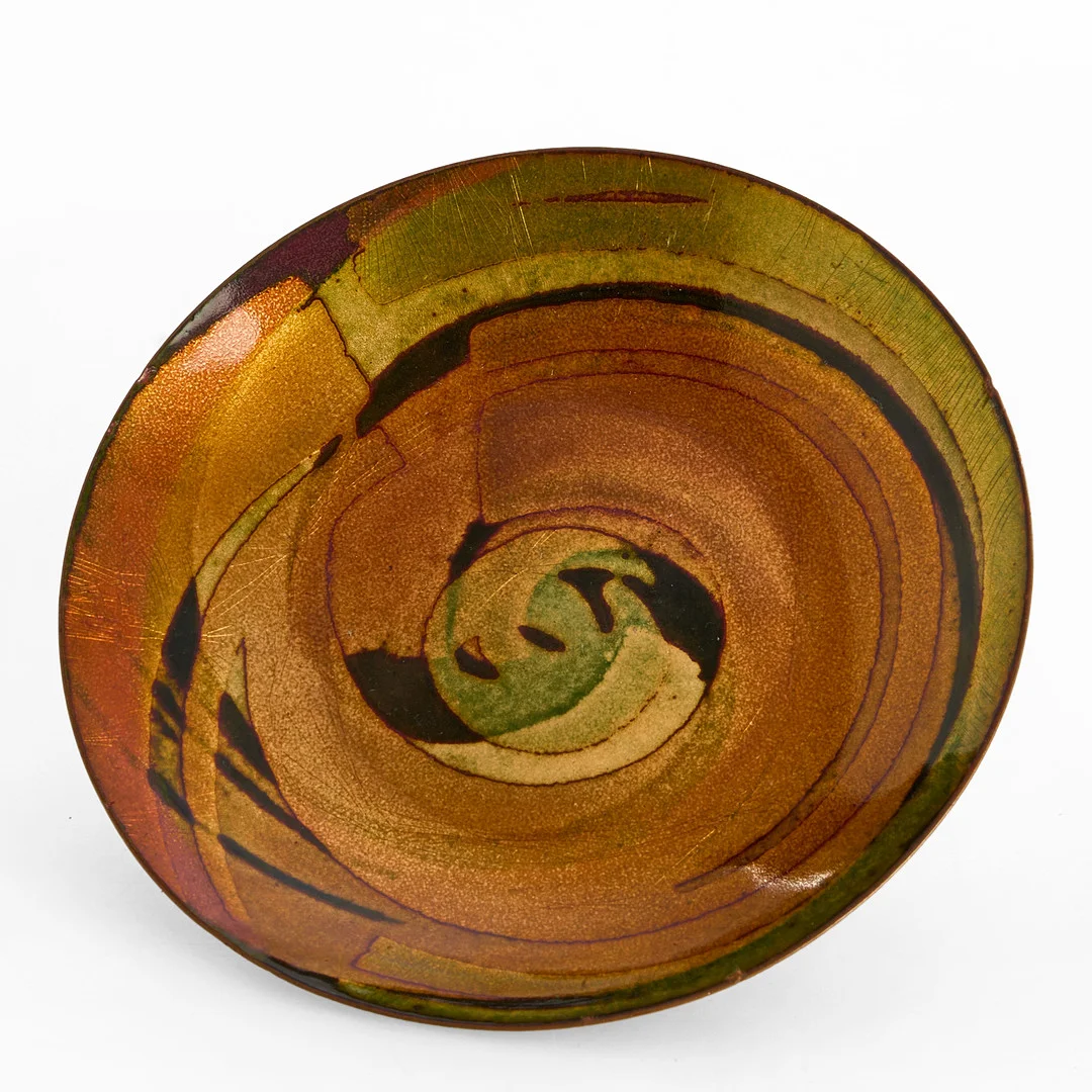 SAARA HOPEA (1925-1984). Fat, emalj, Finland 1960-tal, signerat SAARA. — Pewter, Brass & Copper — Crafoord Auktioner Stockholm