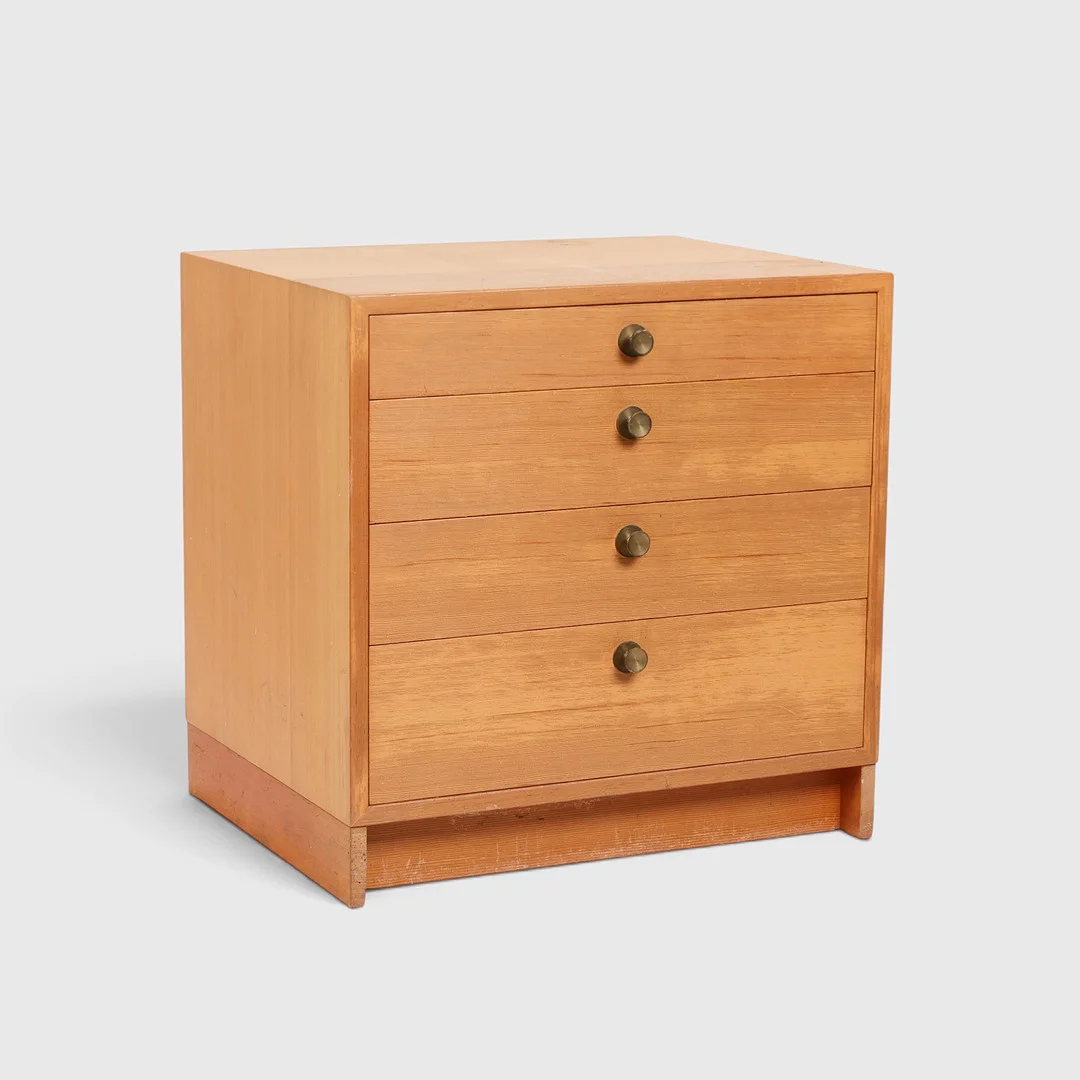 BØRGE MOGENSEN. Kommode af oregon pine, front med fire skuffer med greb af messing, Karl Andersson & Söner, Sverige, 1950/60'erne. — Chests of drawers — Palsgaard Kunstauktioner