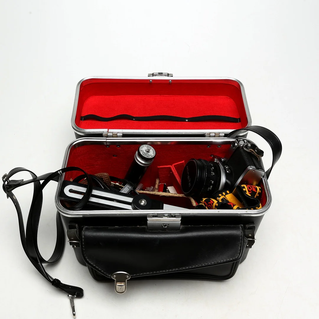 KAMERA, Minolta, med tillbehör, i väska. — Cameras & accessories — Kalmar Auktionsverk