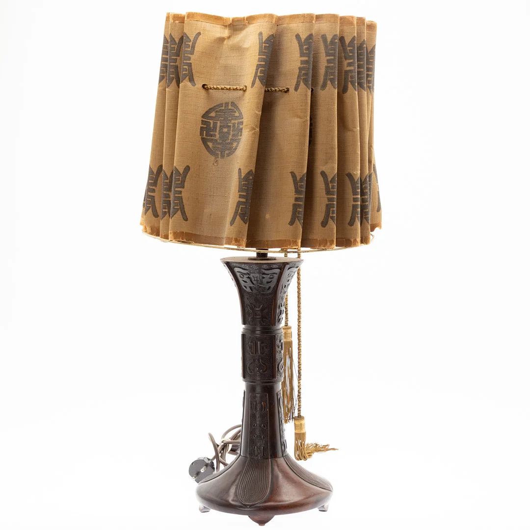 Tischlampe mit Holzschaft in Form eines chinesischen archaischen Gu, 20. Jh. — Table Lamps — Stockholms Auktionsverk Hamburg