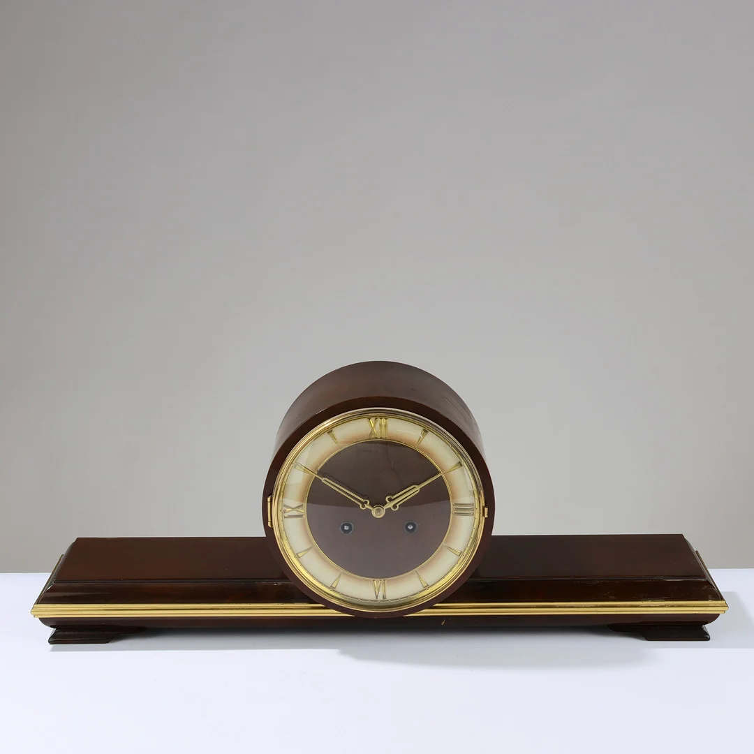 Art Deco kaminur af bejdset bøg og messing, urskive af messing og plastik, 1900-tallets første halvdel. — Mantel clocks — Palsgaard Kunstauktioner