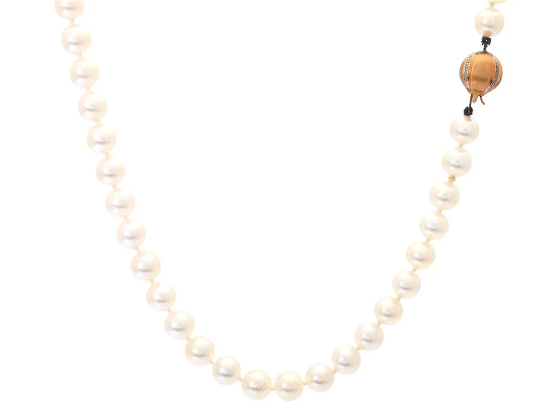 PÄRLCOLLIER, odlade pärlor, ca 6,6- 6,9 mm, lås i 18K guld, längd 48 cm. vikt 28,8 g. — Smycken/Pärlcollier — Kaplans