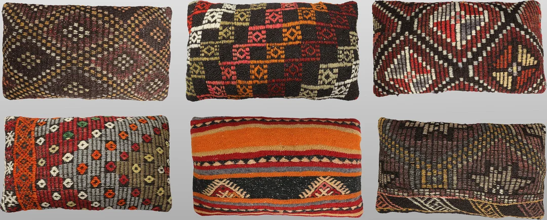KUDDFODRAL. Parti kuddfodral 6st, anatoliska Kelim fragment, 50 x 30 cm. — Oriental Carpets & Textiles — Gomér & Andersson Jönköping