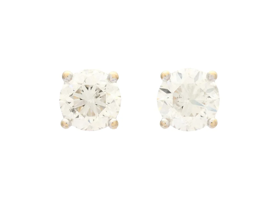 ENSTENSÖRHÄNGEN, 18K vitguld, briljantslipade diamanter 1,41 ct, TW(G)/SI2, Inskription GIA 2156036895 och 2116150080, vikt 2,2 g, stift, GIA Diamond Dossier. — Smycken/Enstensörhängen — Kaplans