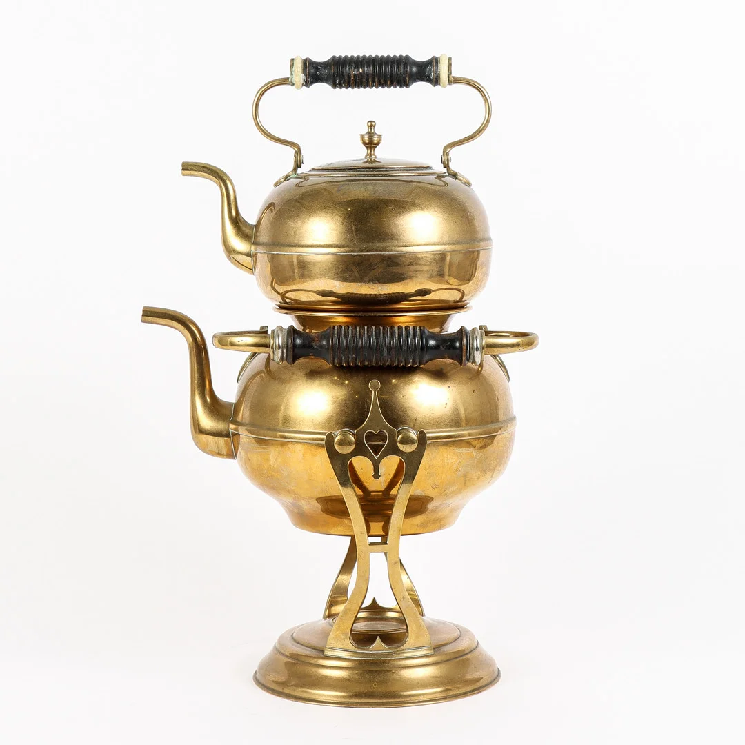 TEKÖK Med 2 kannor, mässing, 1900-talets första hälft. — Pewter, Brass & Copper — Karlstad Hammarö Auktionsverk