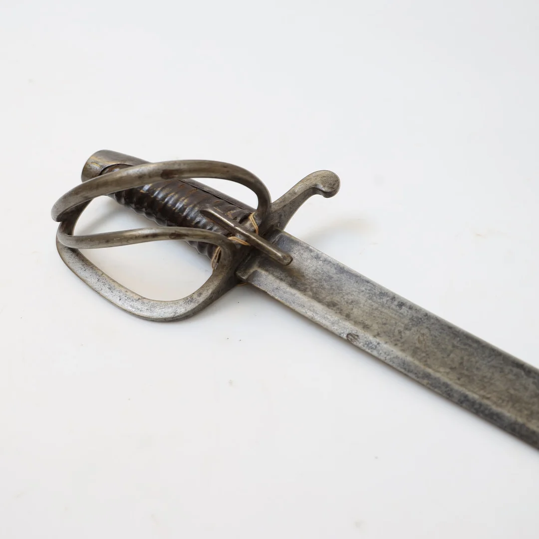 SABEL, svensk, m/1825, för livregementets husarer. Handtag med läderklädd kavel, stämplad WS 4. — Edged weapons — Falun Auktionsbyrå