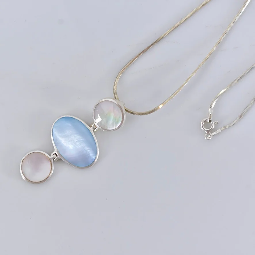 HALSKEDJA MED HÄNGE, sterlingsilver. — Necklace — Halmstads Auktionskammare