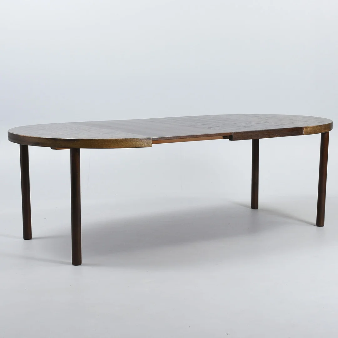 Rundt spisebord med to tillægsplader. Feldballes Møbelfabrik. Danmark, 1970'erne. (3). — Tables — Sørensen Auktioner