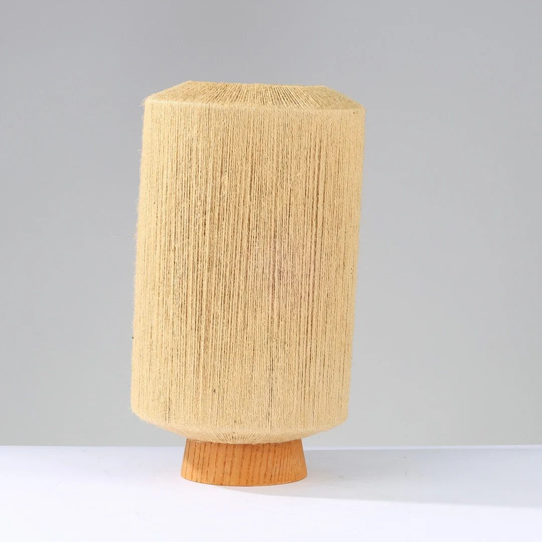 Bordlampe af træ beklædt med snor, 1900-tallets anden halvdel. — Table Lamps — Palsgaard Kunstauktioner