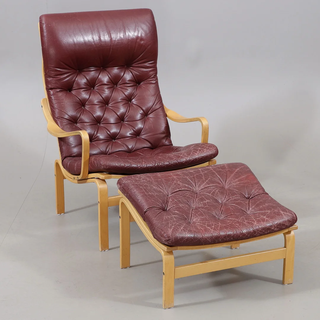 PETHRUS LINDLÖF. Fåtölj, "Hawaii hög", AB Lindlöfs Möbler, bok/skinn, 1900-talets andra hälft. — Armchairs & Chairs — Växjö Auktionskammare
