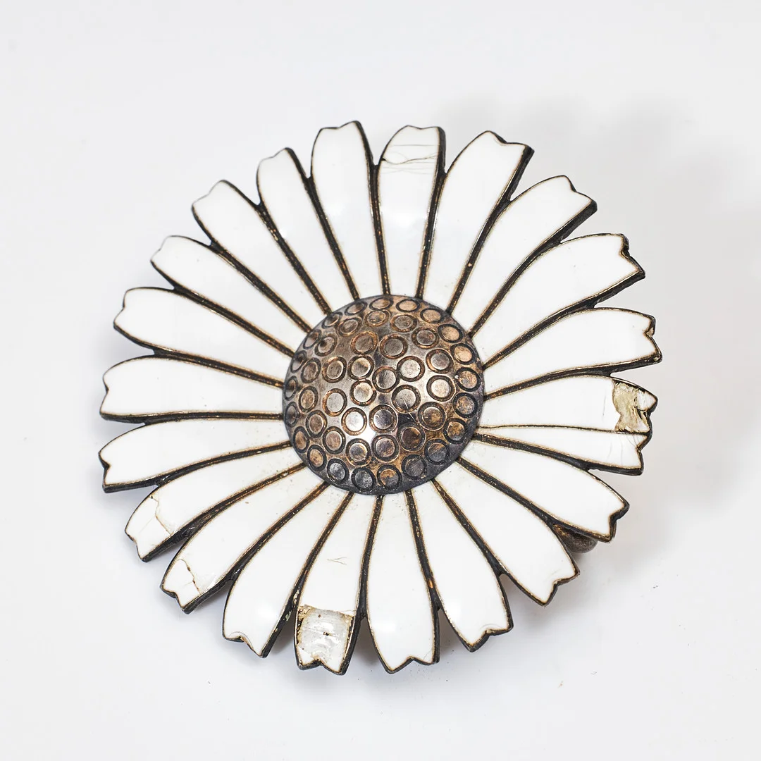 ANTON MICHELSEN. "Daisy", brosch, sterlingsilver med vit emaljdekor, Danmark. — Brooches & Pendants — Stockholms Auktionsverk Magasin 5