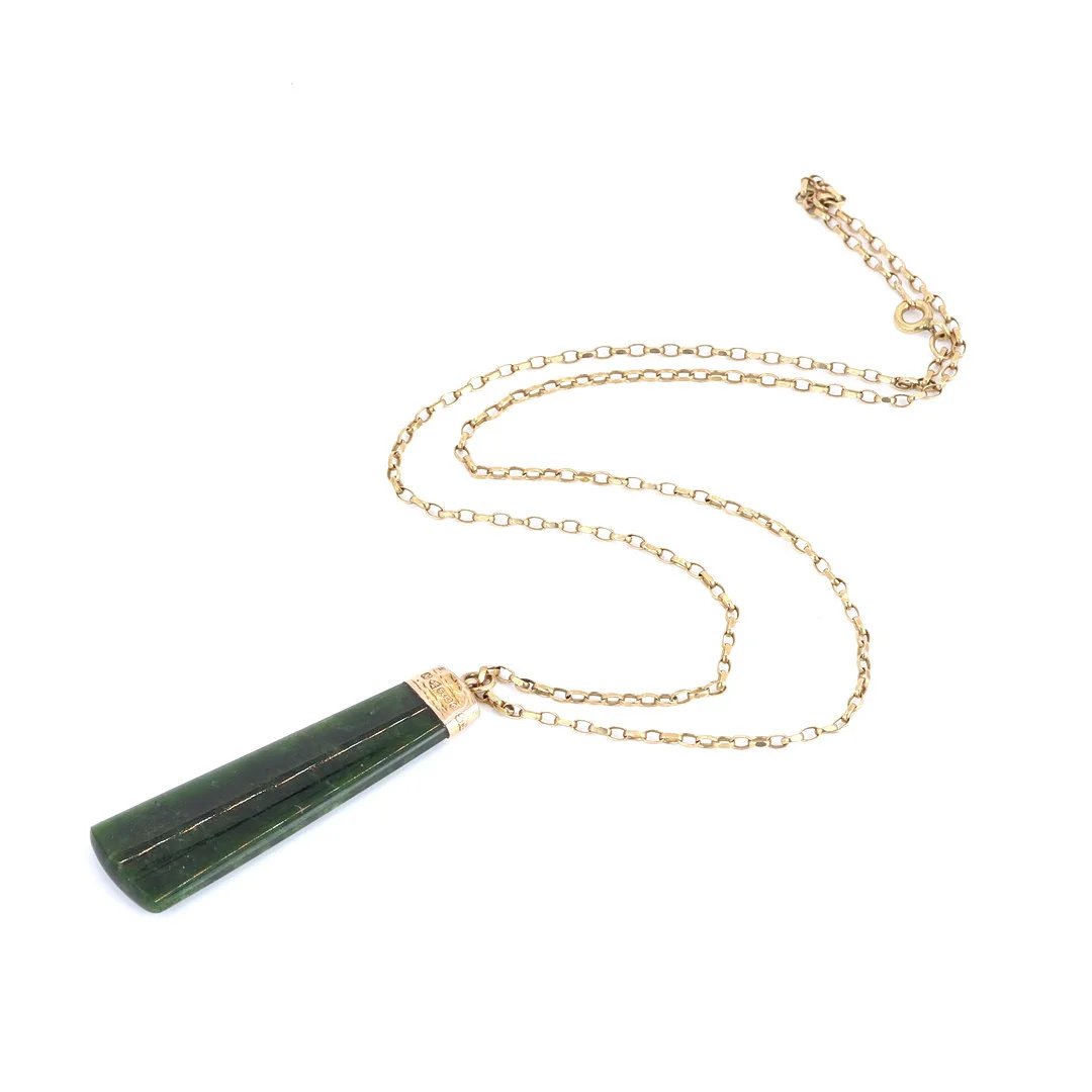 9CT GOLD JADE PENDANT & CHAIN. — Necklace — Chalkwell Auctions