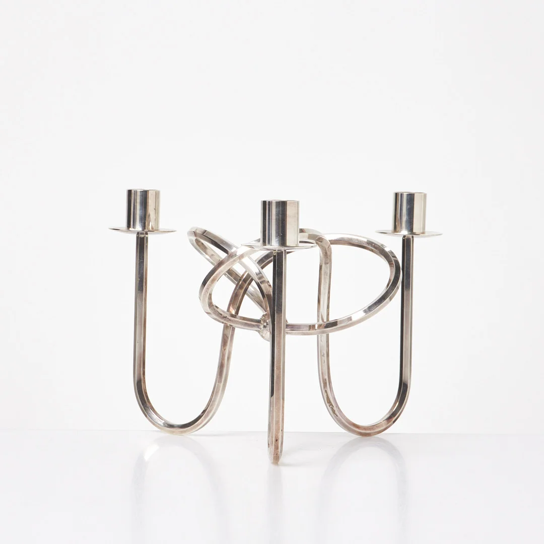 JOSEF FRANK. Ljusstake "Vänskapsknuten" för Firma Svenskt Tenn, vitmetall. — Candlesticks — Stockholms Auktionsverk Sickla