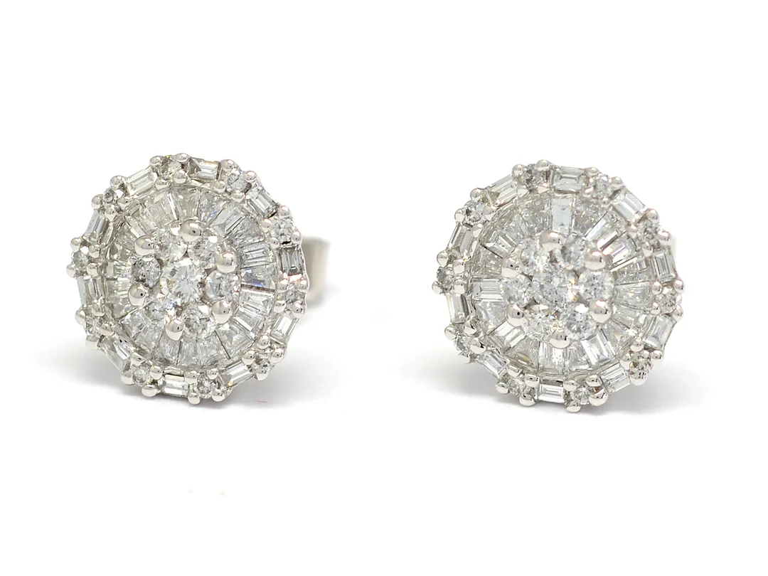 ÖRHÄNGEN, 18K vitguld, 34 briljanter samt 44 baguettslipade diamanter ca 1,00 ctv, ca TW-W(G-H)/SI-P, vikt 3,7 g, stift. — Smycken/Örhängen — Kaplans