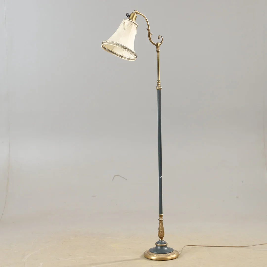 GOLVLAMPA, mässing, 1900-talets mitt. — Floor lights — Helsingborgs Auktionskammare
