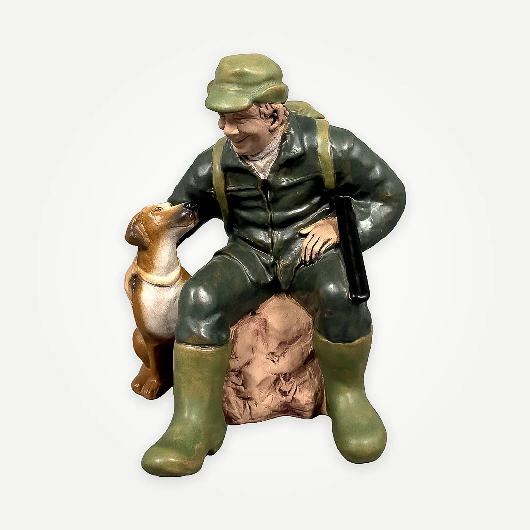 EVA JARENSKOG. FIGURIN, "Jägare med jakthund", glaserat lergods, signerad, Jie. — European — Auktionshuset STO Bohuslän