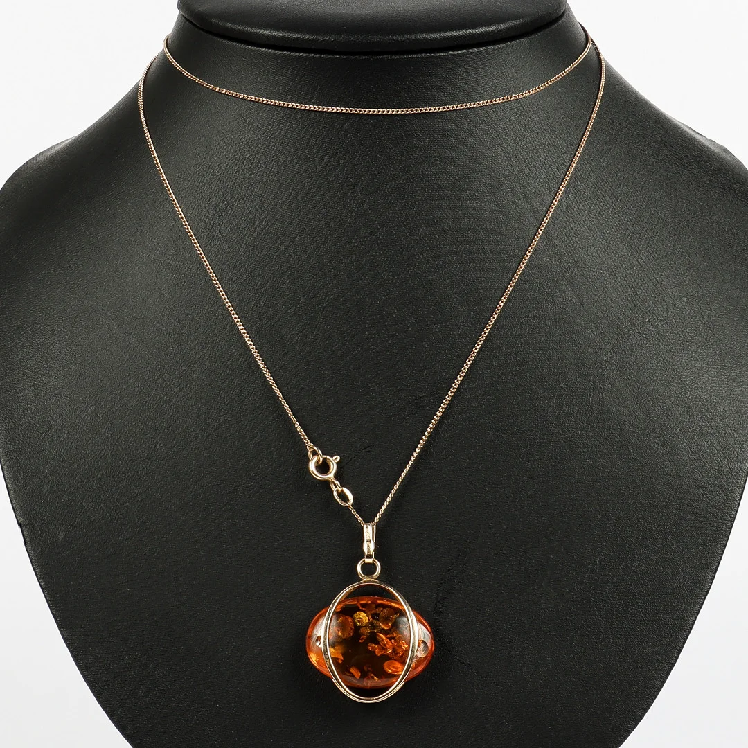 HALSKEDJA MED HÄNGE, 14k guld med bärnsten, Ryssland. — Brooches & Pendants — Karlstad Hammarö Auktionsverk
