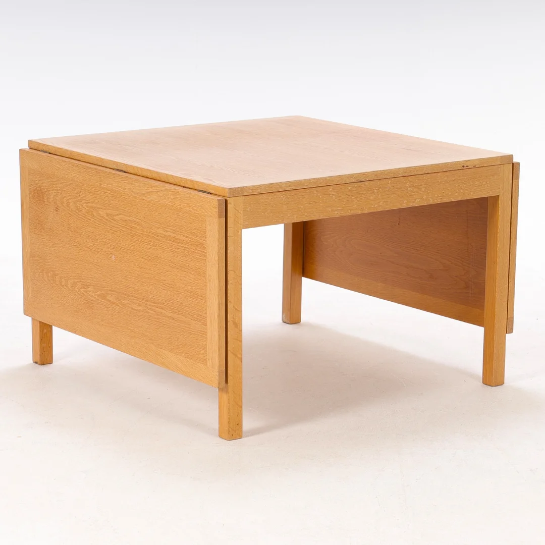 Børge Mogensen (1914-1972) for Fredericia Stolefabrik: Coffee table of solid oak. 'Shaker model' no. 5263., with two flaps. — Furniture/Coffee tables, occasional tables — Lauritz