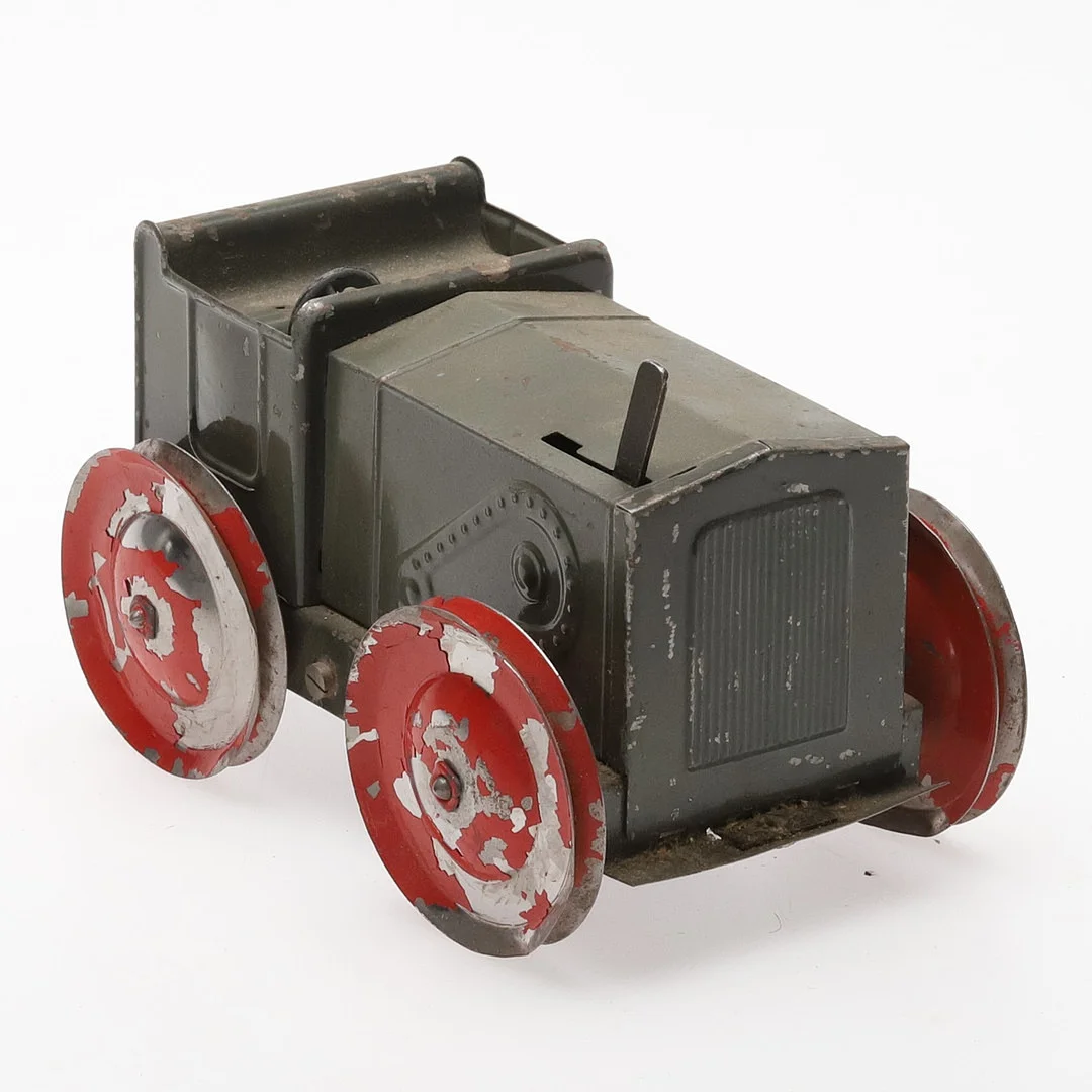 TRAKTOR, plåt, urverksdriven, Tri-ang No 2, 1900-talets första hälft. England. — Model cars — Örebro Stadsauktioner