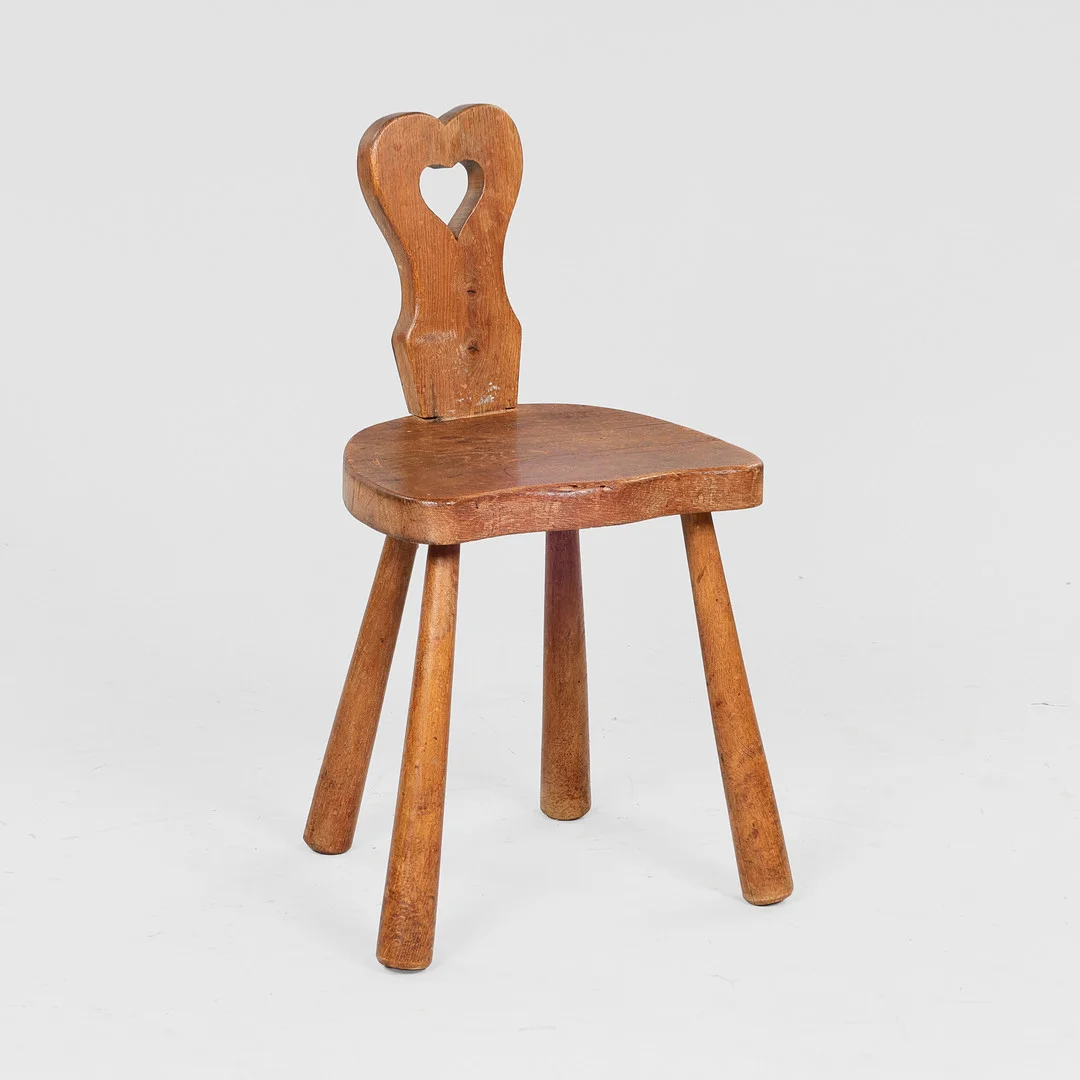 Lille stol af eg med kølleformede ben, ryg bed udskåret hjerte, Skandinavien, 1900-tallets midte. — Armchairs & Chairs — Palsgaard Kunstauktioner