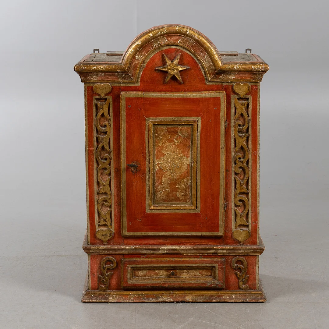 VÄGGSKÅP, allmoge, rödbemålat trä med bronserade detaljer, 1800-tal. — Furniture — Stockholms Auktionsverk Helsingborg
