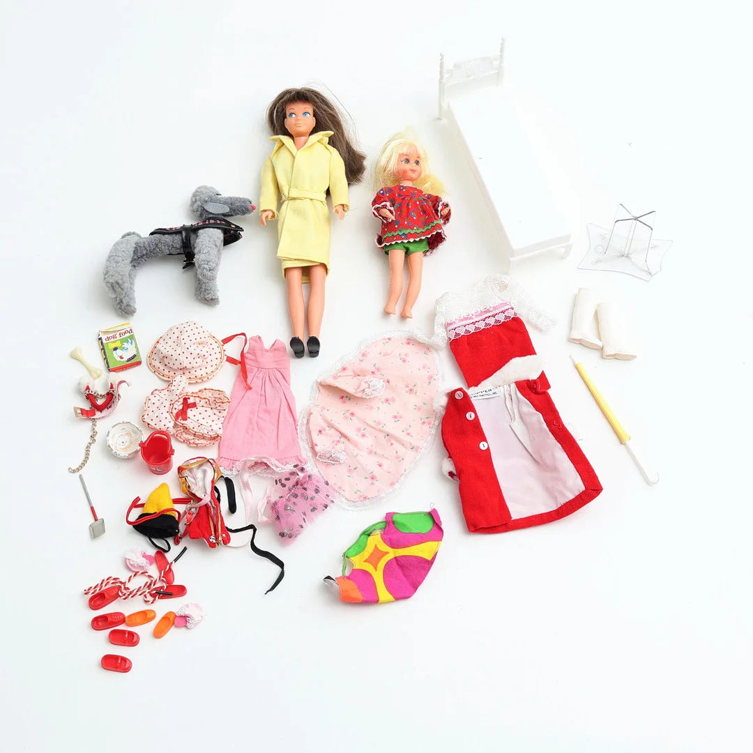 MATTEL INC. "Skipper", "Tutti" med kläder och accessoarer, 1960/70-tal. — Dolls & Teddybears — Auktionshuset Thelin & Johansson