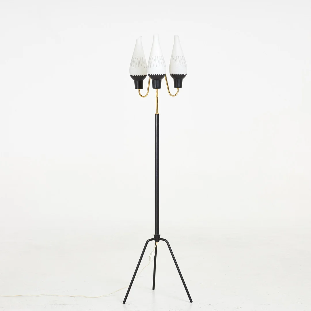 GOLVLAMPA. 1900 talets mitt, tre ljuspunkter, glaskupor i vitt underfångsglas, linjerad dekor, lackerad stomme. — Floor lights — Stockholms Auktionsverk Sickla