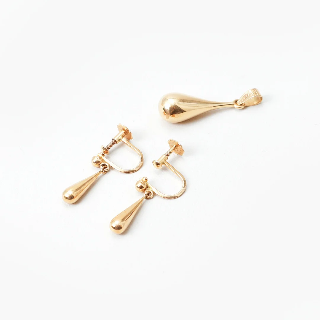 HÄNGE samt ÖRHÄNGEN, ett par, droppar, 18k guld, vikt ca 3 gram. — Brooches & Pendants — Göteborgs Auktionsverk